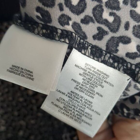 Anne Klein Gray Leopard Animal Print Button Front Blouse L Large - Picture 8 of 9